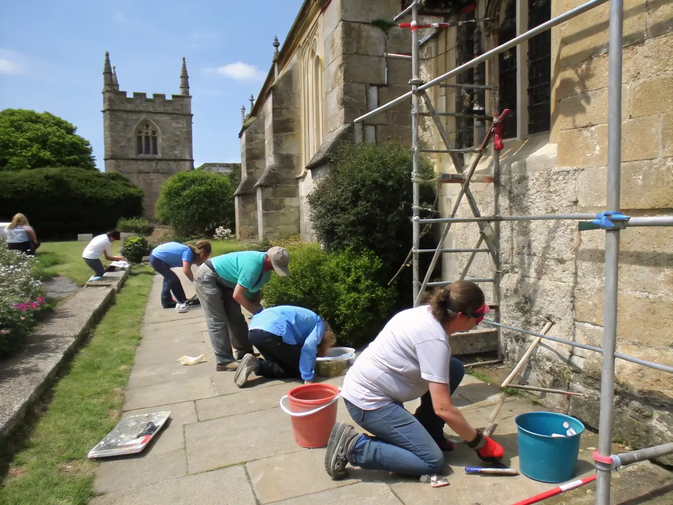 An image showing volunteers assisting with the setup of a local heritage site for a VIVRE EN PAYS DE TULLE event, highlighting the organization's commitment to preserving local heritage.